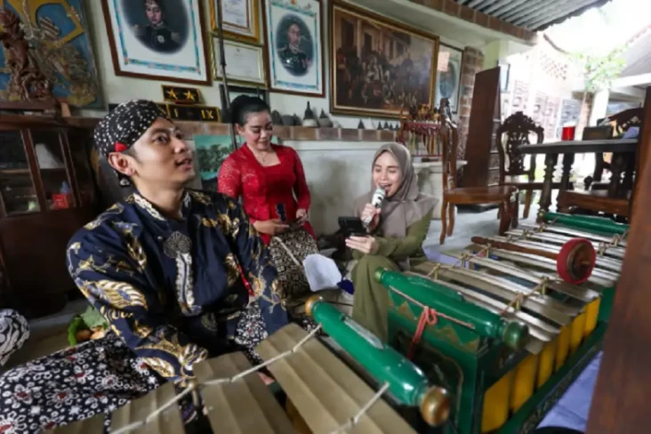 Atikoh Ganjar Sambangi...