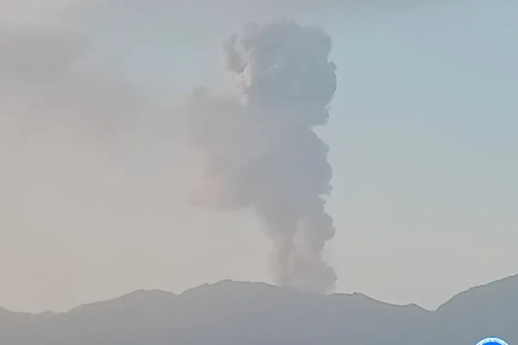 Gunung Dukono Erupsi...