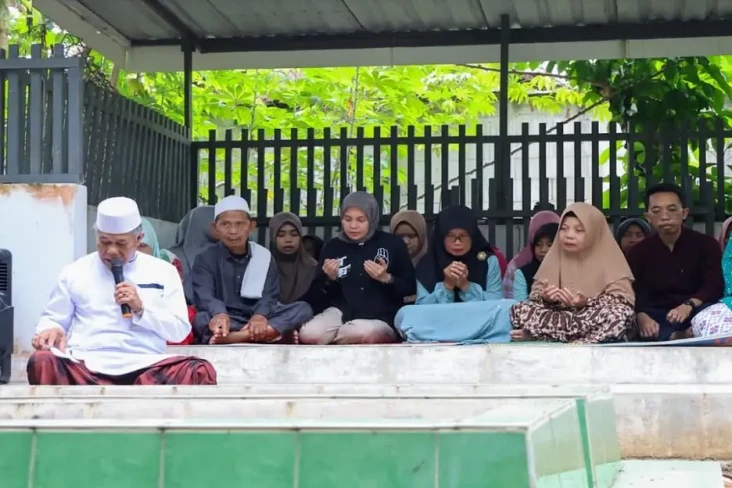 Siti Atikoh Menikmati...
