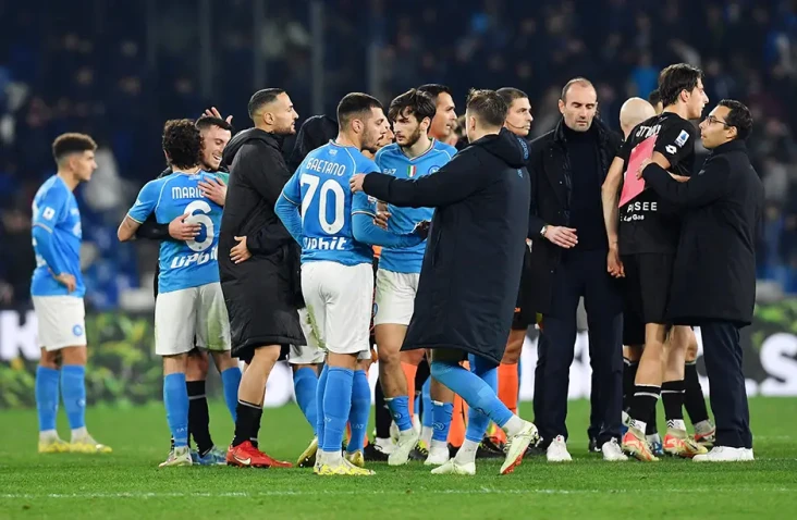 Napoli Terlempar ke...