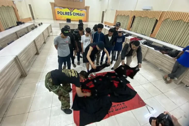 Usai Ribut dengan Kelompok...