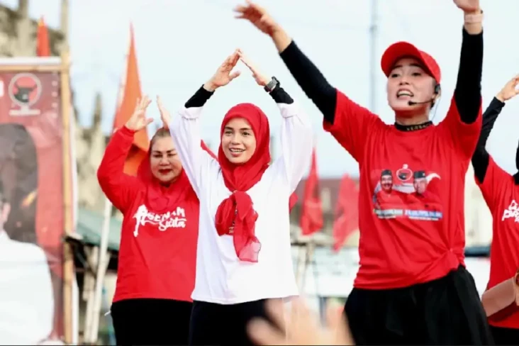 Senam Bareng Ibu-ibu...