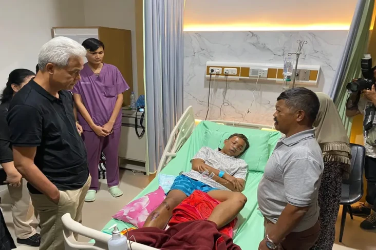 Jenguk Relawan Korban...