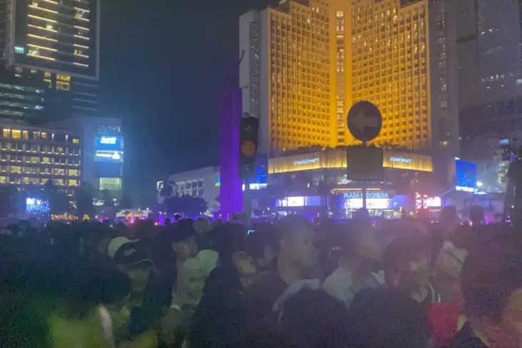 Bundaran HI Penuh Sesak,...