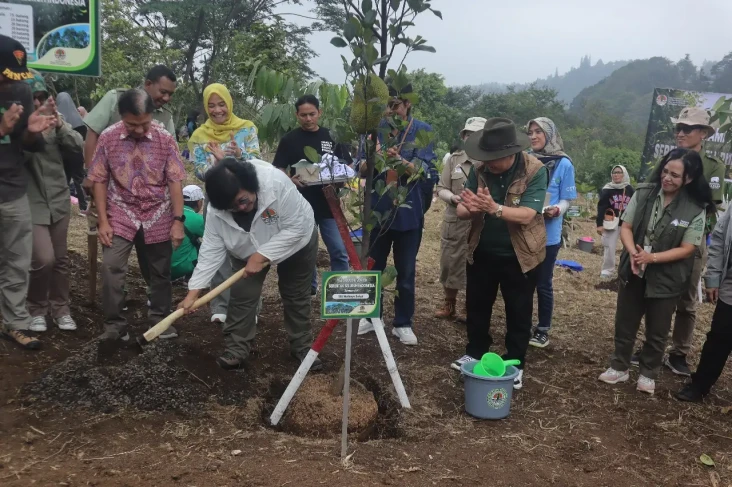 Tanam 200 Pohon Buah...
