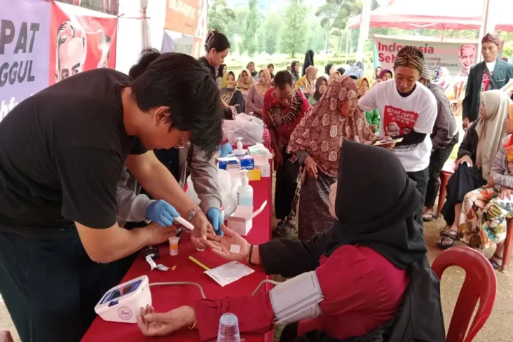 Relawan Kenalkan KTP...