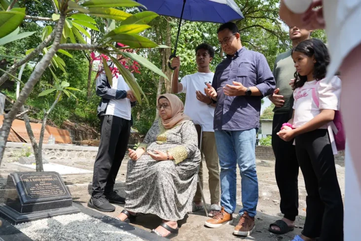 Ziarah ke Makam Ayah...