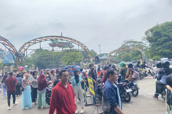 Ragunan Dibanjiri Pengunjung,...