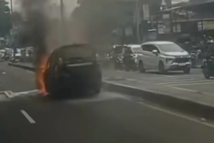 Taksi Online Terbakar...