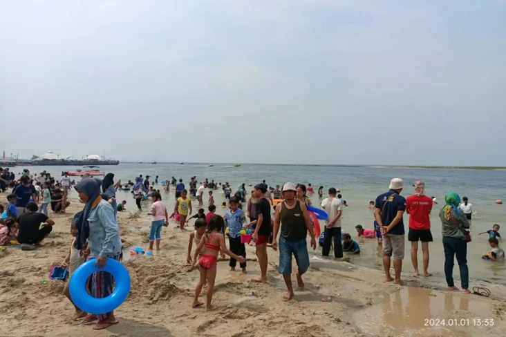Warga Padati Pantai...