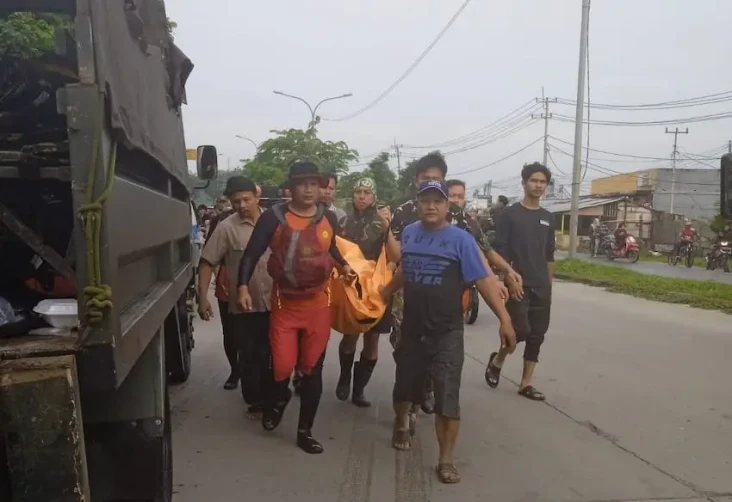 Main di Area Banjir,...