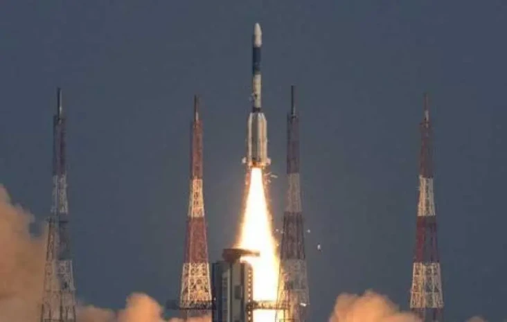 India Luncurkan Satelit...
