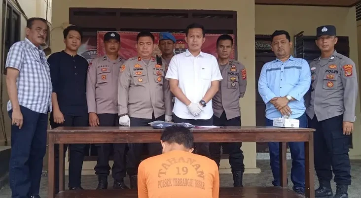 Gegara Saling Tatap,...