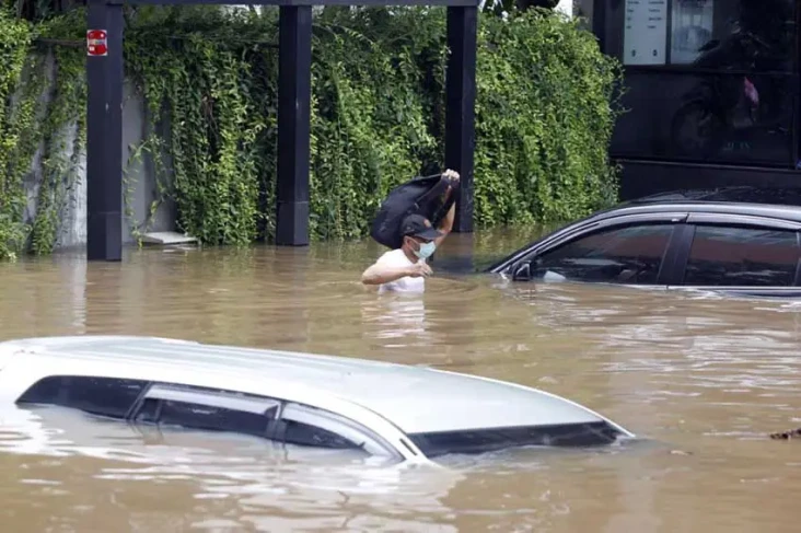 Mobil Terendam Banjir,...