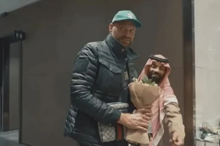 Tyson Fury Mendarat...
