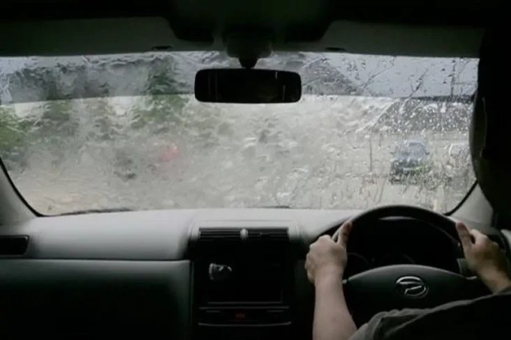 Viral Video Atap Mobil...