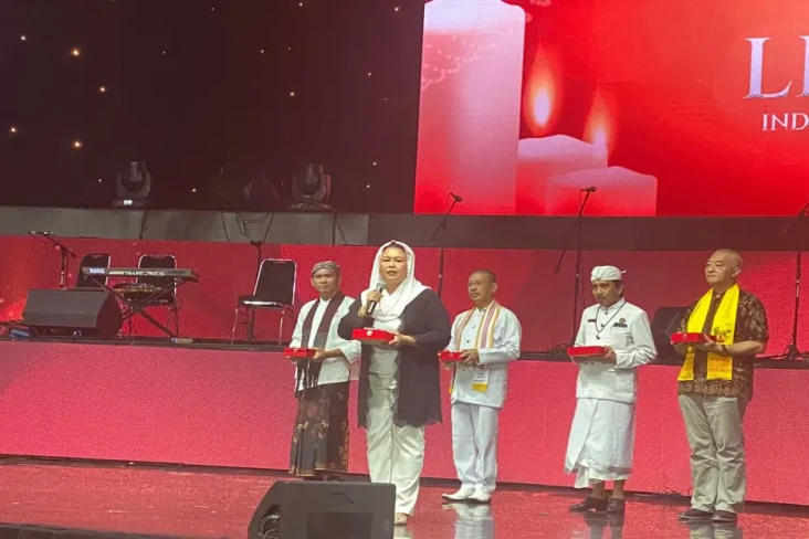 Yenny Wahid Raih Penghargaan...