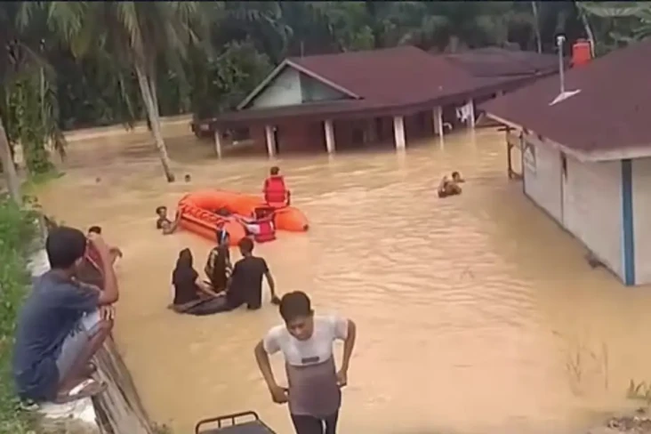 Banjir Rendam 8 Kecamatan...