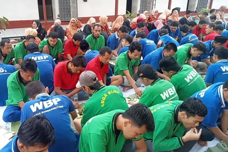 Momen Bahagia Ratusan...