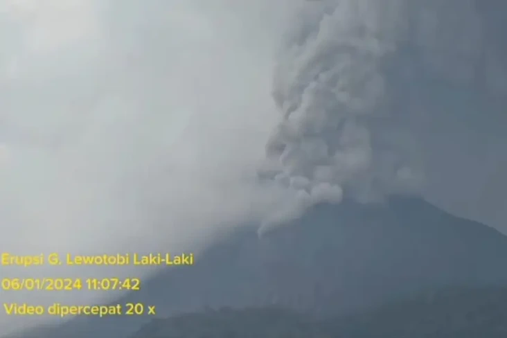 Gunung Lewotobi Laki-Laki...