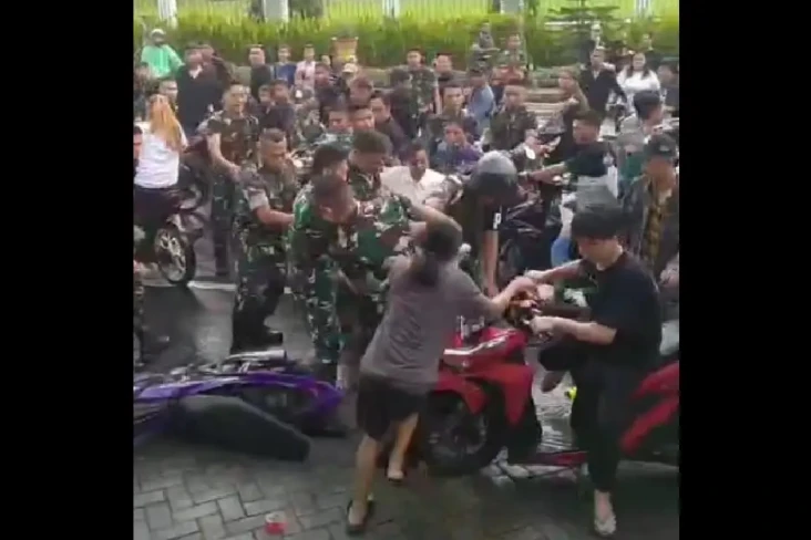 Viral Anggota TNI Bentrok...