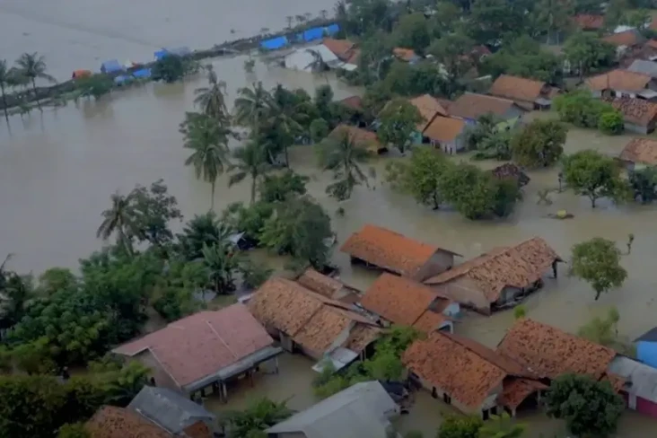 Banjir 2 Meter Terjang...