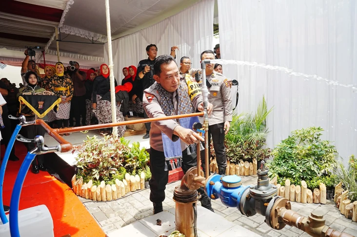 Resmikan Sumur Bor di...