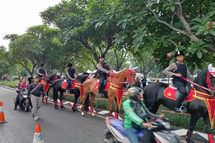 Polisi Berkuda Dikerahkan...