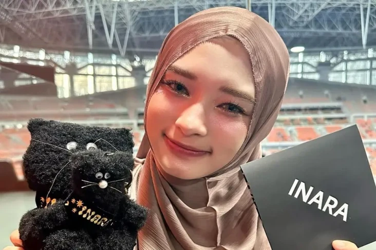 Inara Rusli Dapat Hadiah...