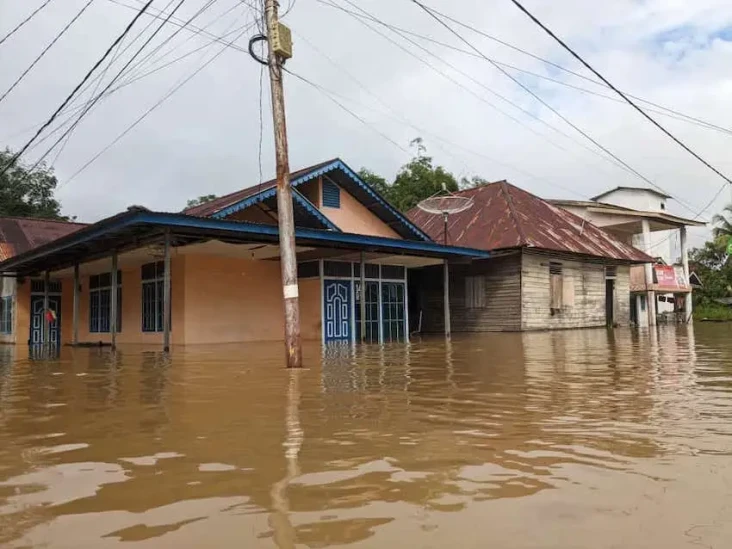 Ratusan Rumah di Desa...