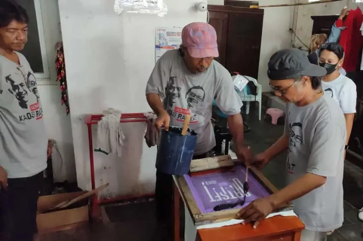 Kaos Rakyat, Gerakan...