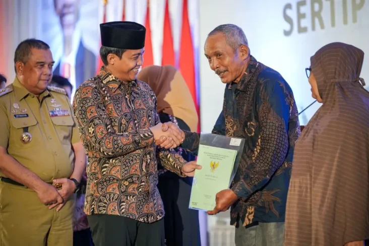 Bagikan 1.000 Sertifikat...