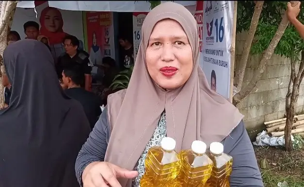 Tebus Minyak Goreng...