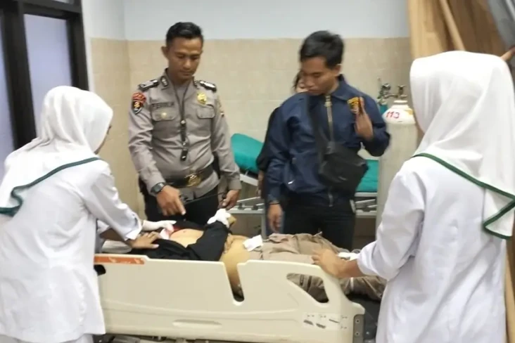 Bonceng Pacar, Pemuda...