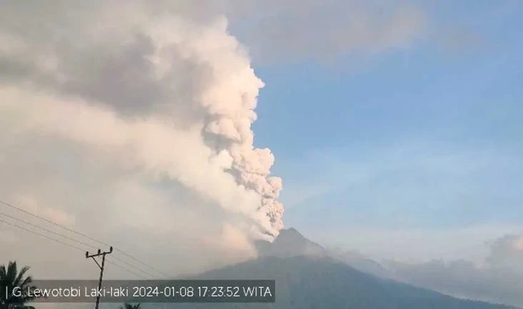 Gunung Lewotobi Laki-laki...