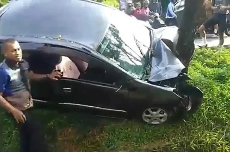 Mobil Diseruduk Mini...
