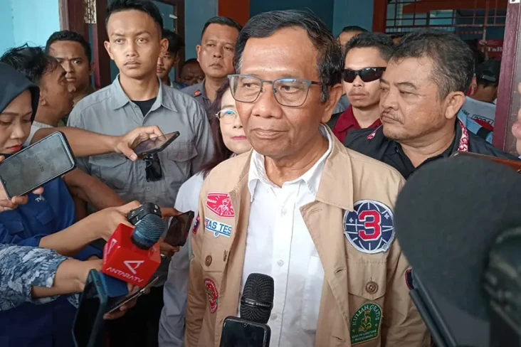 Mahfud MD Kenakan Jaket...
