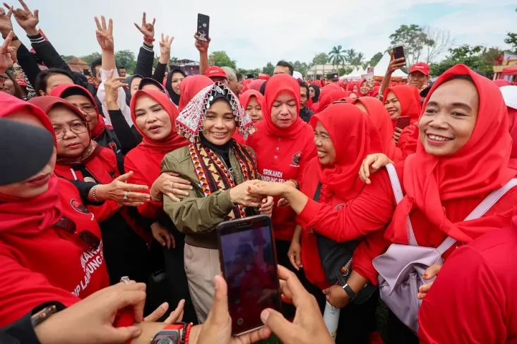 Siti Atikoh: Jaket Bomber...