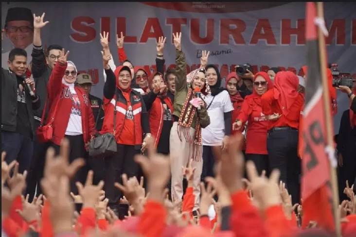 Siti Atikoh Pakai Jaket...