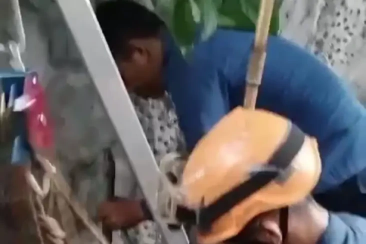 Petugas Pemadam Kebakaran...