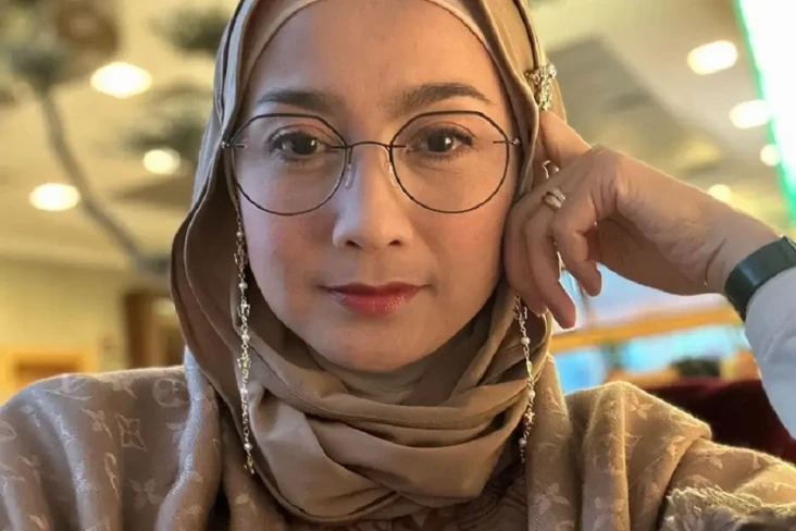 Desy Ratnasari Mulai...