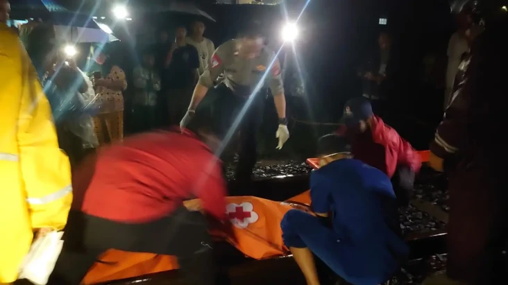Tersambar KA Pangrango,...