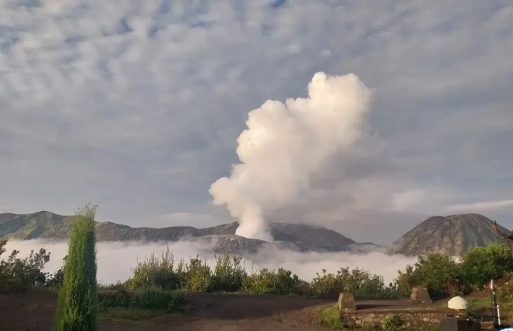 Kawah Gunung Bromo Keluarkan...