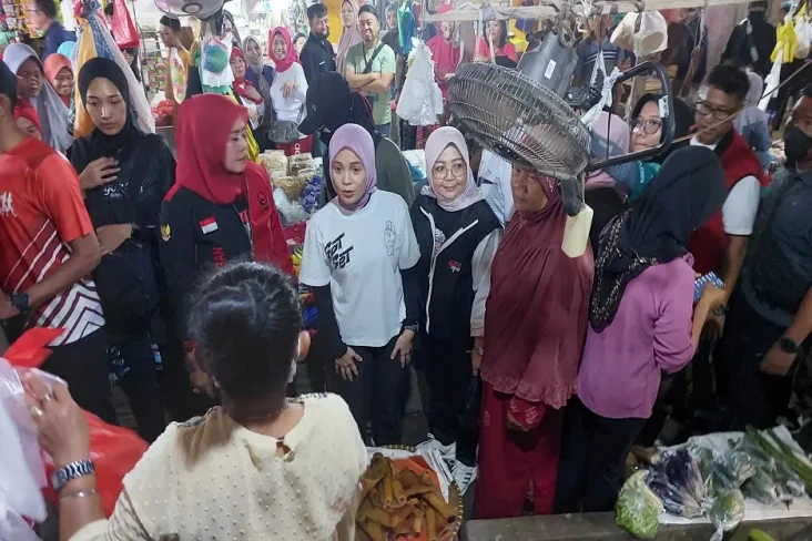 Kunjungi Pasar Tempel...