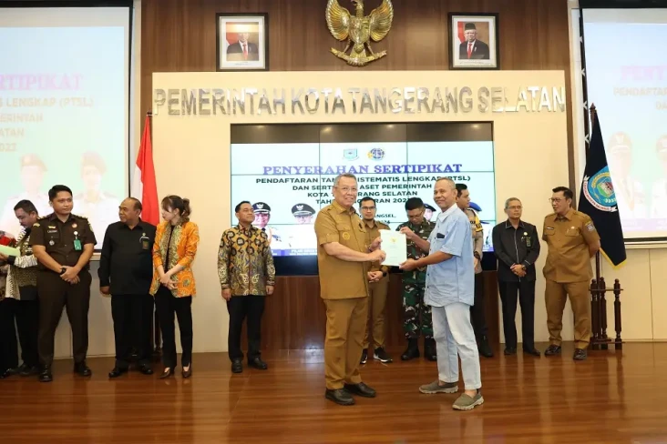 Wali Kota Tangsel Serahkan...