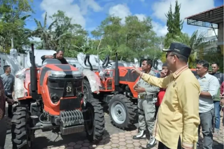 Bantuan Traktor di Bener...