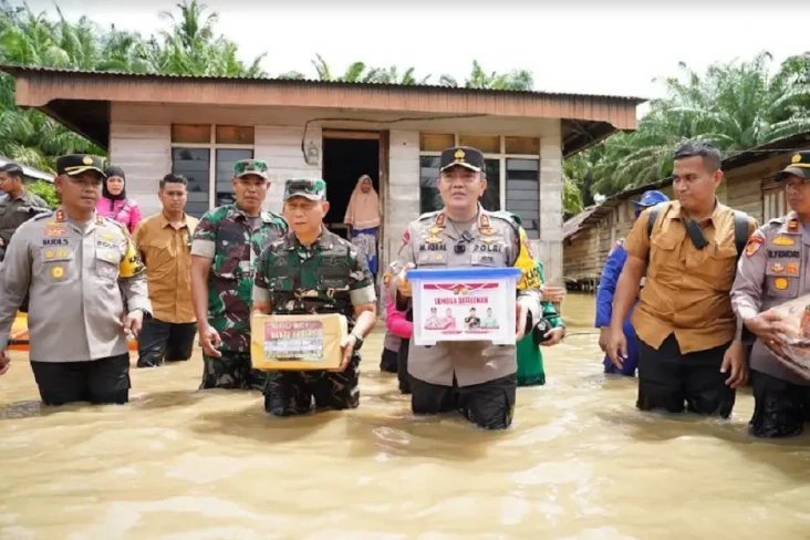 Terjang Genangan Banjir,...