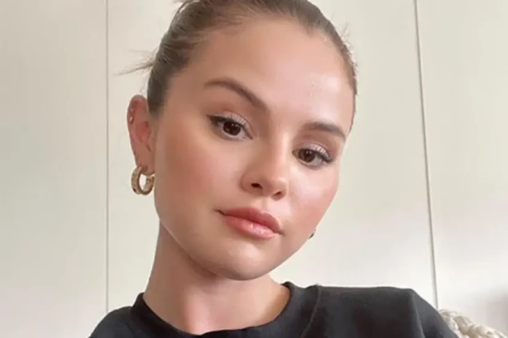 Selena Gomez Rehat dari...