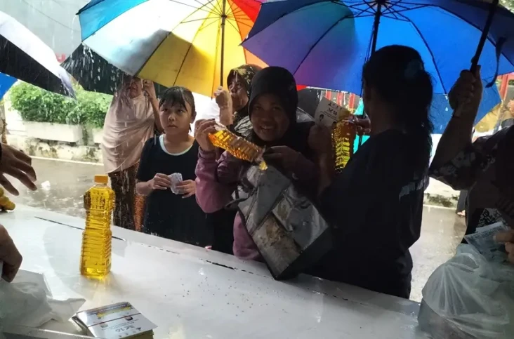 Hujan Deras, Bazar Minyak...