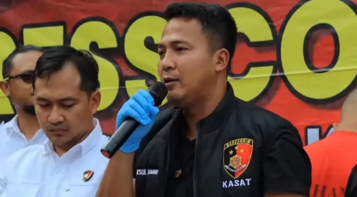 Curi 1,7 Ton Gula Rafinasi,...
